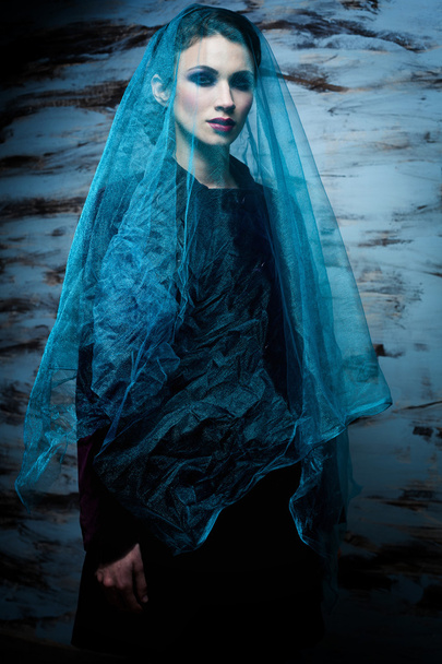 krásná žena pod modrou oponou - Fotografie, Obrázek