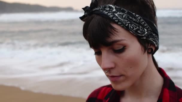 Frau steht auf nassem Sand am Strand - Filmmaterial, Video