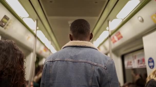Schwarzer Mann läuft in U-Bahn - Filmmaterial, Video