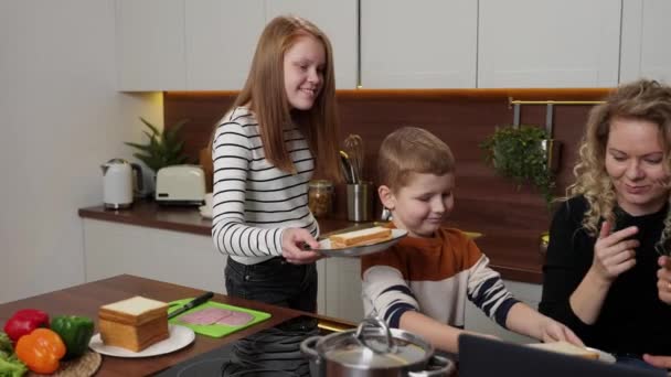 Gelukkige stomme ouders nemen voedsel bereid door kinderen - Video