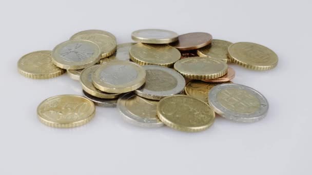 Από πάνω time lapse των μεταλλικών νομισμάτων εξαφανίζονται από σωρός για την πληρωμή σε γκρι φόντο - Πλάνα, βίντεο