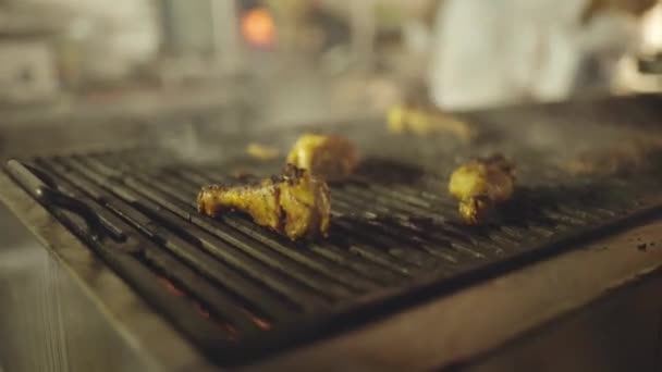 Grigliate di pollo nel ristorante - Filmati, video