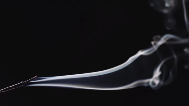 Αφηρημένο φόντο με λεκέδες από λευκό θυμίαμα καπνού - Πλάνα, βίντεο