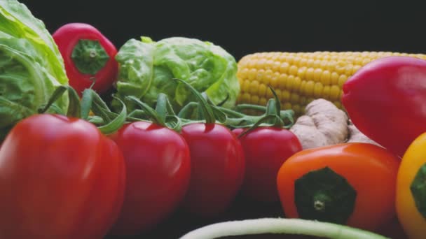 увеличить крупный план свежих натуральных красочных овощей и трав, помещенных на зеркальный стол рядом с черным и приготовленных к здоровому обеду - Кадры, видео