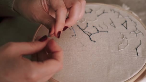 Crop anonyymi nainen rento asu kierre neula ompelu työtä, kun istuu pöydässä valossa studio - Materiaali, video