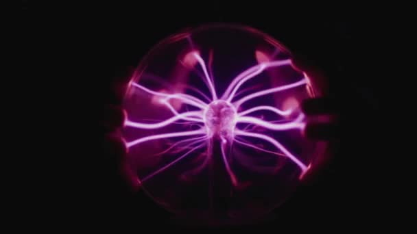 Patrón de luz de neón en forma de neurona abstracta creado por bola de plasma brillante sobre fondo negro - Metraje, vídeo