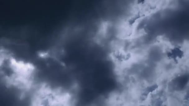 Lentről, az idő múlásával a kék ég ragyogó nappal és fehér felhőkkel gyors mozgásban. - Felvétel, videó