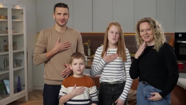 Gioiosa famiglia sorda che parla con gesti sulla macchina fotografica - Filmati, video