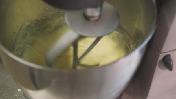 Υψηλή γωνία του σύγχρονου μίξερ μετάλλων ζυμώνοντας ακατέργαστη ζύμη στην κουζίνα του φούρνου - Πλάνα, βίντεο