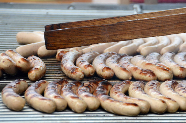 Saucisses sur un gril - Griller est l'activité préférée de nombreux Autrichiens pendant les mois d'été. - Photo, image