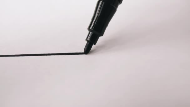 Verfolgungsfoto von schwarzem Filzstift, der gerade Linie auf glatter weißer Oberfläche zeichnet - Filmmaterial, Video