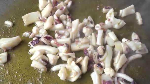 Ανώνυμος σεφ προσθέτοντας ψάρια στο τηγάνι με το τηγάνισμα των τροφίμων στην κουζίνα - Πλάνα, βίντεο
