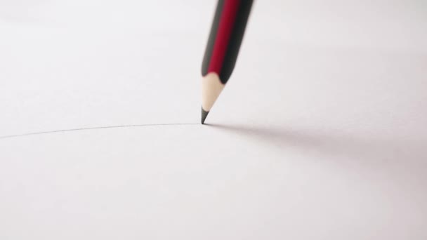 Beyaz kağıda gerçek zamanlı olarak düz çizgi çizen grafit kalem yakın plan - Video, Çekim