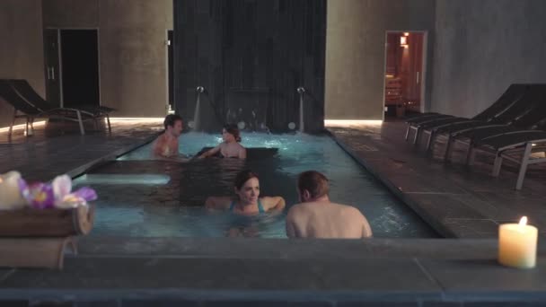 Пары отдыхающие в бассейне спа-курорта - Кадры, видео