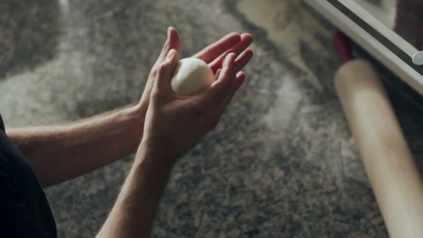Chef masculino irreconocible dando forma a la bola de masa suave mientras cocina plato en la cocina cafetería contemporánea - Imágenes, Vídeo