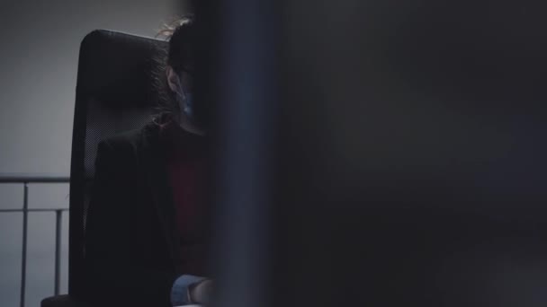 Вид сбоку на специалиста-бизнесмена, сидящего за столом и печатающего на клавиатуре на планшете с пустым белым экраном во время работы на рабочем месте - Кадры, видео