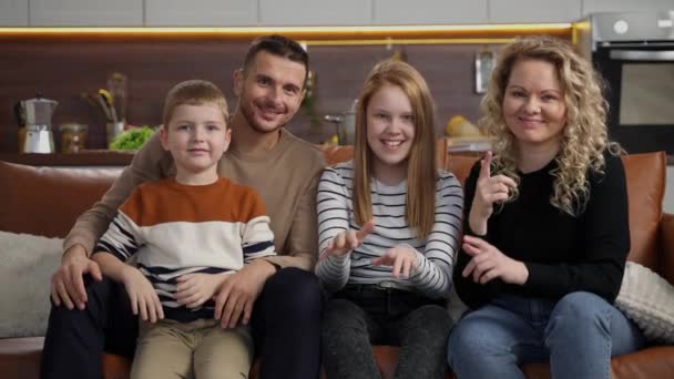 Famille muette unie lors d'un appel vidéo sur Internet - Séquence, vidéo