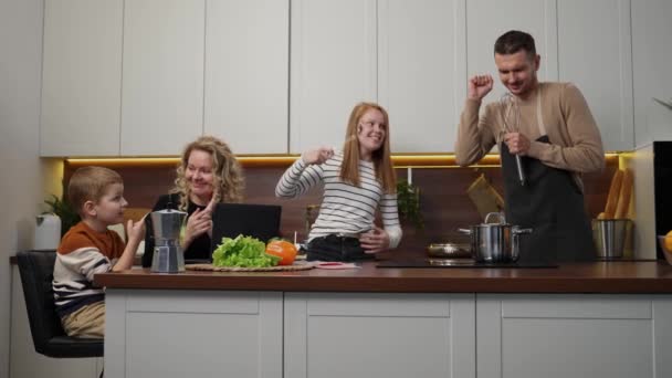 Positivo sordo-mudo familia divirtiéndose en cocina - Imágenes, Vídeo
