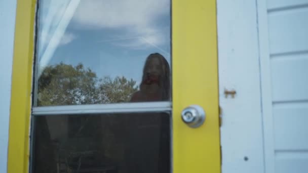 Γυάλινη πόρτα της εξοχικής καμπίνας αντανακλά θηλυκό την ηλιόλουστη μέρα στη Νέα Σκωτία, Καναδάς - Πλάνα, βίντεο