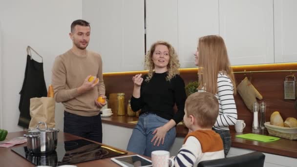 Gioioso sordomuto famiglia divertirsi in cucina di casa - Filmati, video