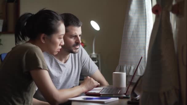 Multietnický pár mají problémy s počítačem při spolupráci na projektu online - Záběry, video