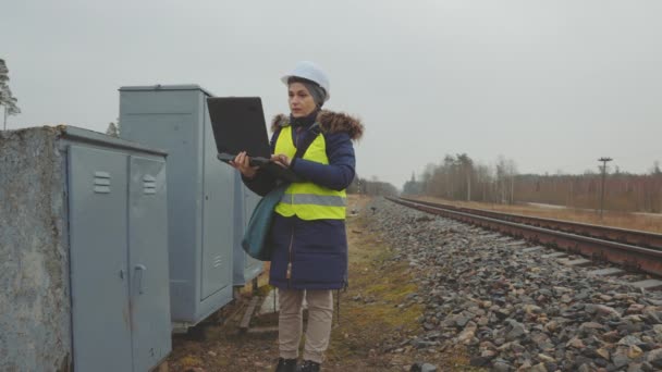 Υπάλληλος σιδηροδρόμου που γράφει δεδομένα σε φορητό υπολογιστή - Πλάνα, βίντεο