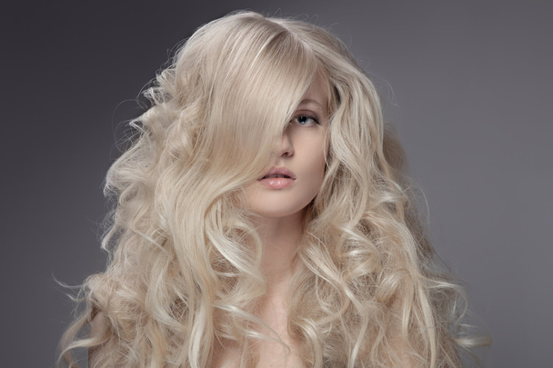 Belle femme blonde. Cheveux longs bouclés
 - Photo, image