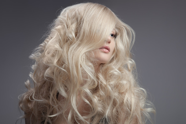 piękne blond kobieta. długie kręcone włosy - Zdjęcie, obraz