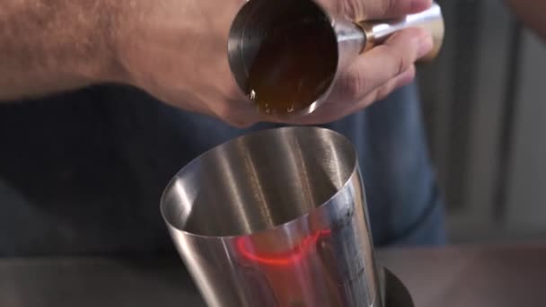 Από πάνω ανώνυμη μπάρμαν προσθέτοντας γλυκό σιρόπι στο σέικερ, ενώ την προετοιμασία κοκτέιλ στην παμπ - Πλάνα, βίντεο
