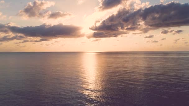 Prachtige zonsondergang boven zee - Video