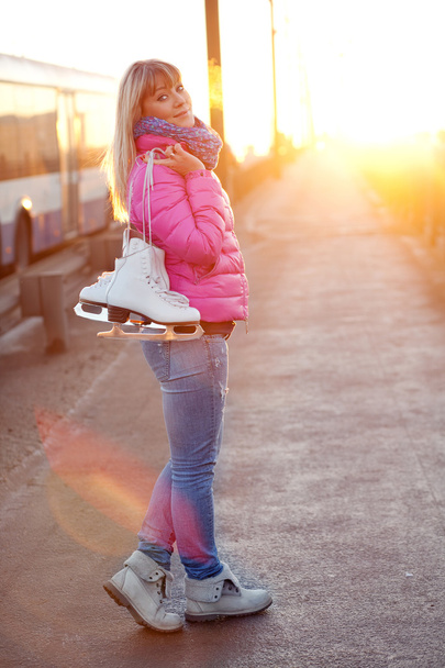 Figura skater menina na ponte
 - Foto, Imagem