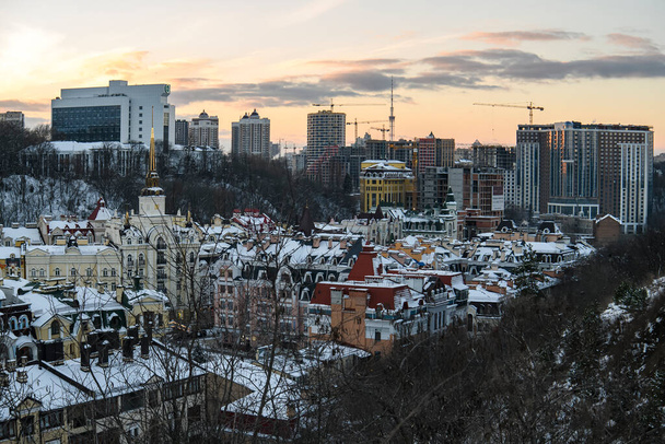 Wieczorny widok zimowy na ulicę Wołżyżeńską, nowy powiat na zabytkowym obszarze w Podil powiat Kijowa, Ukraina. Wysokiej jakości zdjęcie - Zdjęcie, obraz