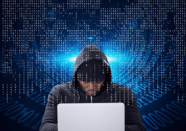 Složení binárního kódování přes hacker v kapuci pomocí notebooku. online zabezpečení kybernetický útok koncept digitálně generovaný obraz. - Fotografie, Obrázek