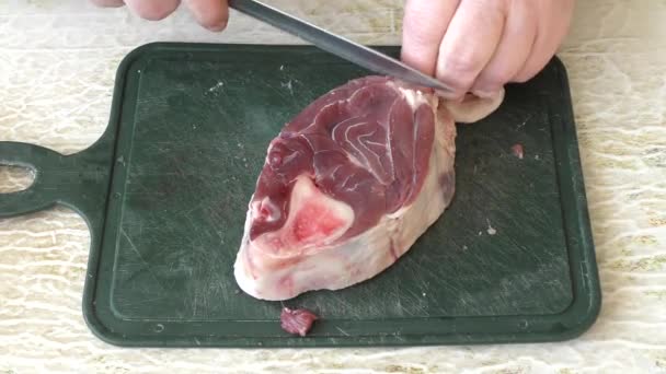 der Koch schneidet das Rehfleisch. gesundes Ernährungskonzept  - Filmmaterial, Video