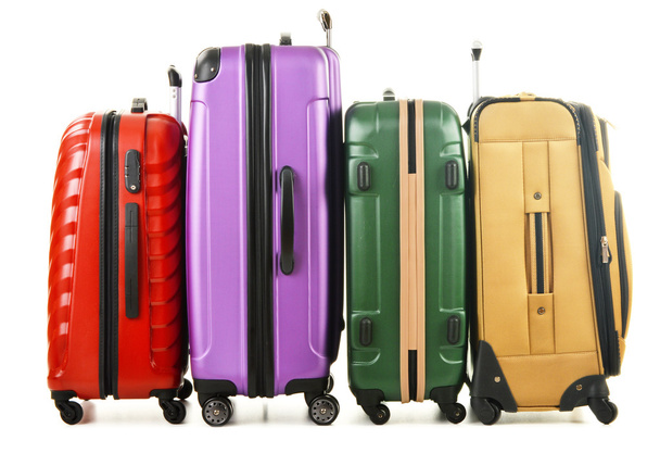 Cuatro maletas aisladas sobre fondo blanco
 - Foto, Imagen