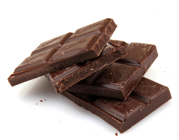АЙТОС, БУЛЬГАРИЯ - 05 мая 2014 года: молочный шоколад Milka Dark Alpine. Milka - традиционный бренд шоколадных кондитерских изделий, с октября 2012 года
. - Фото, изображение