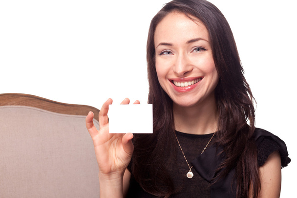 Sourire jeune femme tenant une carte de visite vierge
 - Photo, image