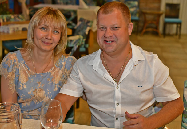 Aviomies ja vaimo aikuiset syövät päivällistä ravintolassa. - Valokuva, kuva