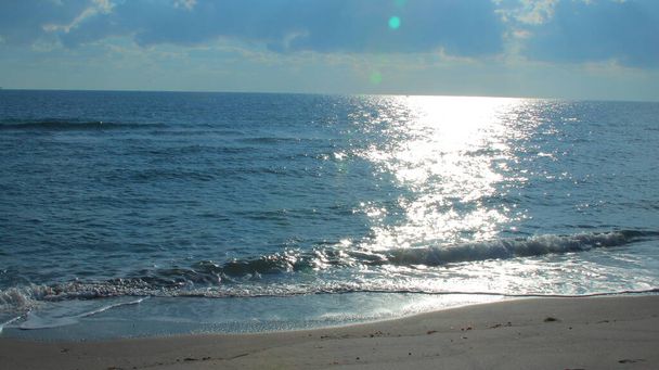 Схід сонця на пляжі
  - Фото, зображення
