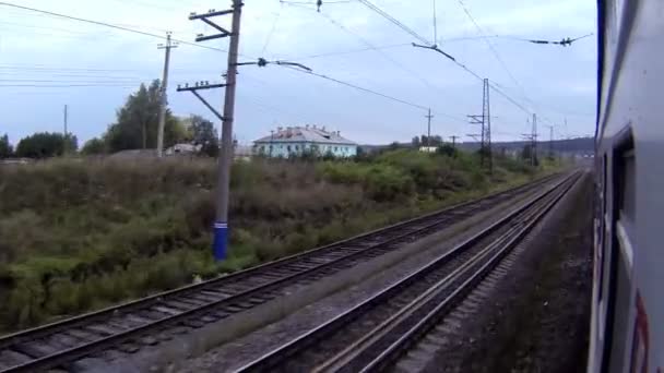 a vonat halad egy kis falu, és a vasúti állomás - Felvétel, videó