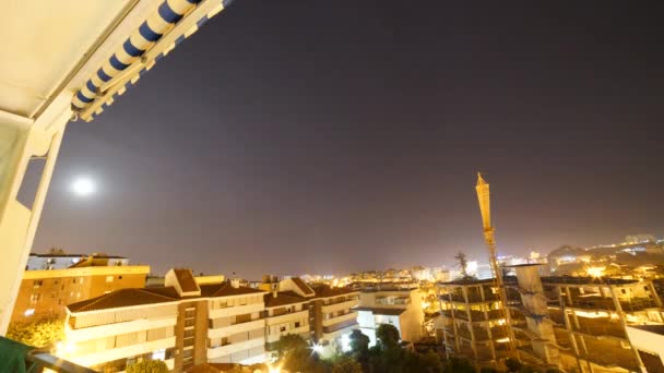 スペインのコスタ・デル・ソルのアロヨ・デ・ラ・マイル上空で、曇った夜に上昇する月の短い時間経過 - 映像、動画