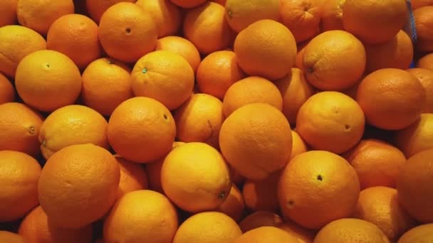 Νωπά βιολογικά πορτοκάλια στην αγορά των γεωργών, φρούτα και τρόφιμα - Πλάνα, βίντεο