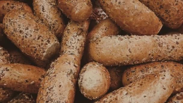 Φρέσκο βιολογικό ψωμί αρτοποιίας, τροφίμων και ζαχαροπλαστικής - Πλάνα, βίντεο