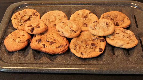 焼きたてのチョコチップクッキー - 写真・画像