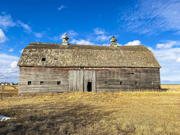 Majestic dlouho opuštěný dobytek stodola stále stojí vysoký - Fotografie, Obrázek