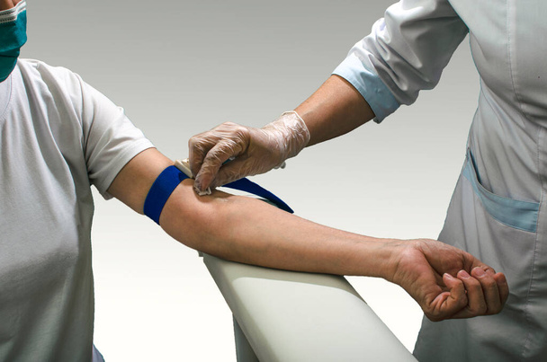 Νοσηλευτική διαδικασία απόσυρσης αίματος για εξέταση αίματος. - Φωτογραφία, εικόνα