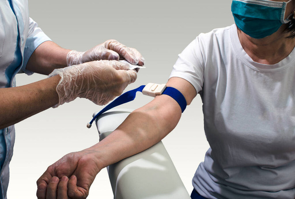Νοσηλευτική διαδικασία απόσυρσης αίματος για εξέταση αίματος. - Φωτογραφία, εικόνα