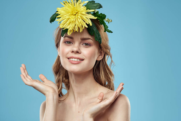 bela mulher com flor amarela perto do rosto sorridente corte vista retrato de ombros desnudados - Foto, Imagem