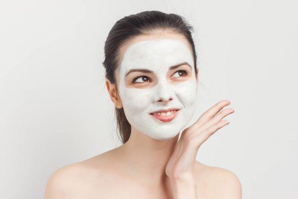 vrouw met blote schouders met make-up op gezicht huidverzorging crème verjonging - Foto, afbeelding