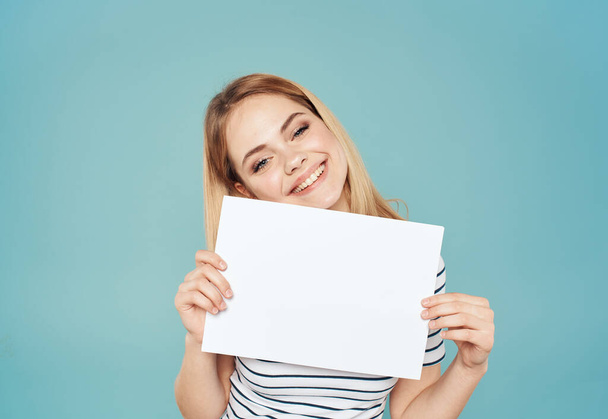 Szczęśliwa kobieta z białym arkuszem papieru na niebieskim tle emocje model baner reklama - Zdjęcie, obraz